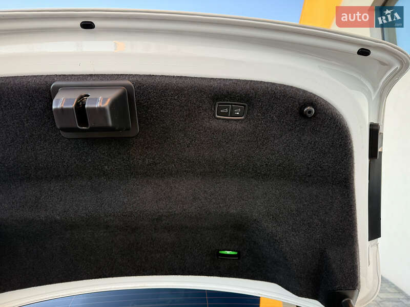 Седан Porsche Taycan 2020 в Луцьку