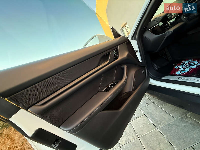 Седан Porsche Taycan 2020 в Луцьку