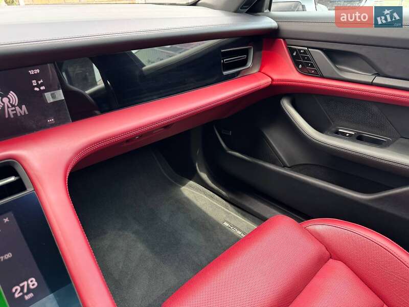 Седан Porsche Taycan 2021 в Луцке