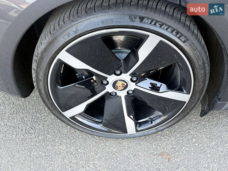 Седан Porsche Taycan 2022 в Киеве