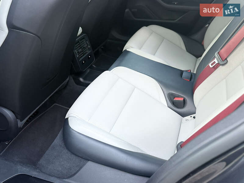 Седан Porsche Taycan 2022 в Киеве