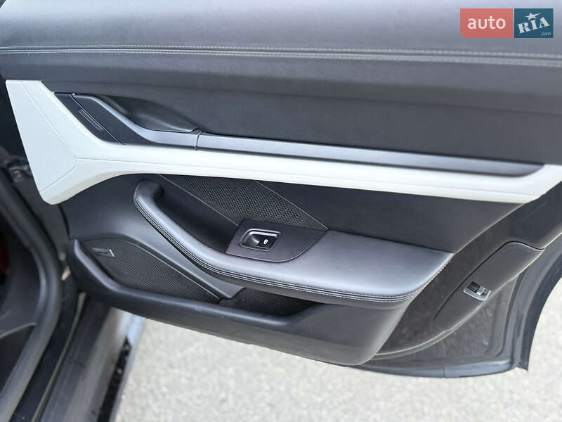 Седан Porsche Taycan 2022 в Киеве