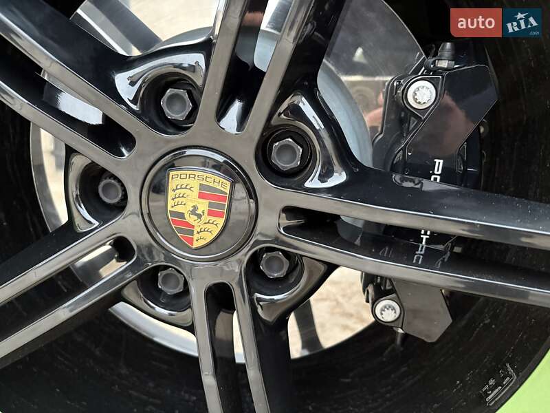 Седан Porsche Taycan 2020 в Одесі