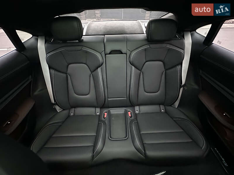 Седан Porsche Taycan 2021 в Киеве