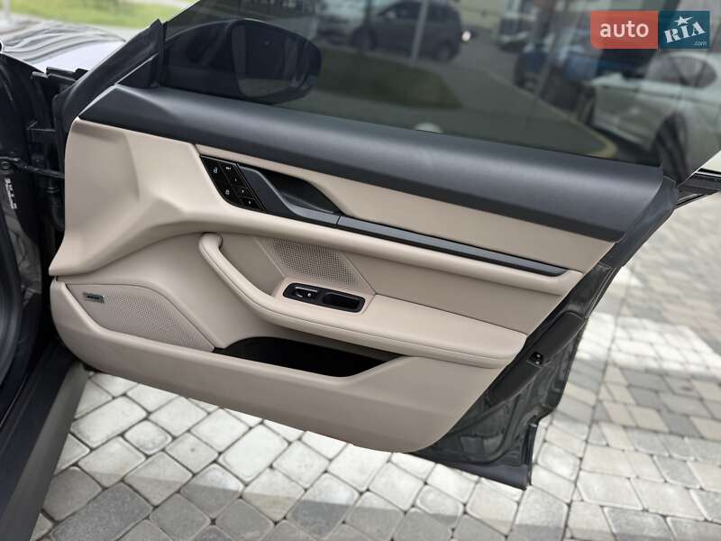 Седан Porsche Taycan 2021 в Ивано-Франковске