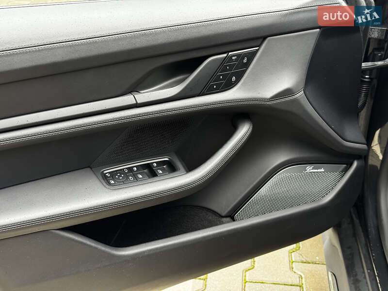 Седан Porsche Taycan 2021 в Киеве