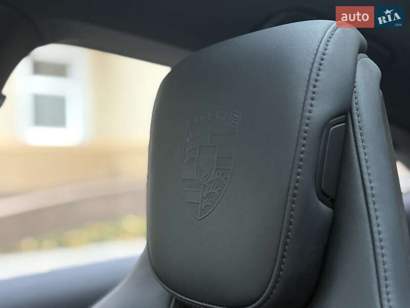 Седан Porsche Taycan 2024 в Киеве