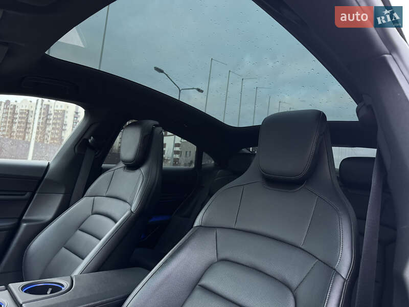 Седан Porsche Taycan 2020 в Киеве
