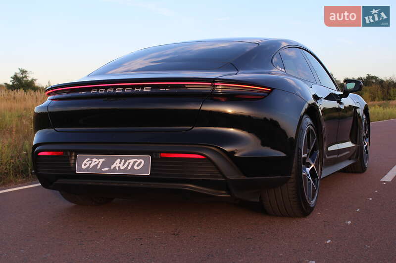 Седан Porsche Taycan 2024 в Киеве