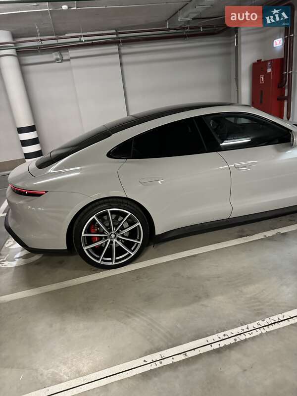 Седан Porsche Taycan 2020 в Киеве
