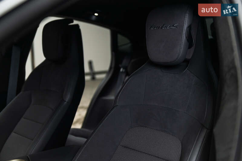 Седан Porsche Taycan 2021 в Мукачево