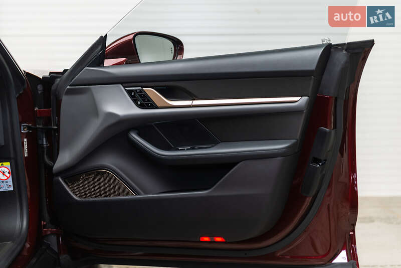 Седан Porsche Taycan 2021 в Мукачево