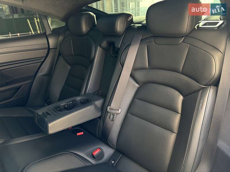 Седан Porsche Taycan 2021 в Киеве