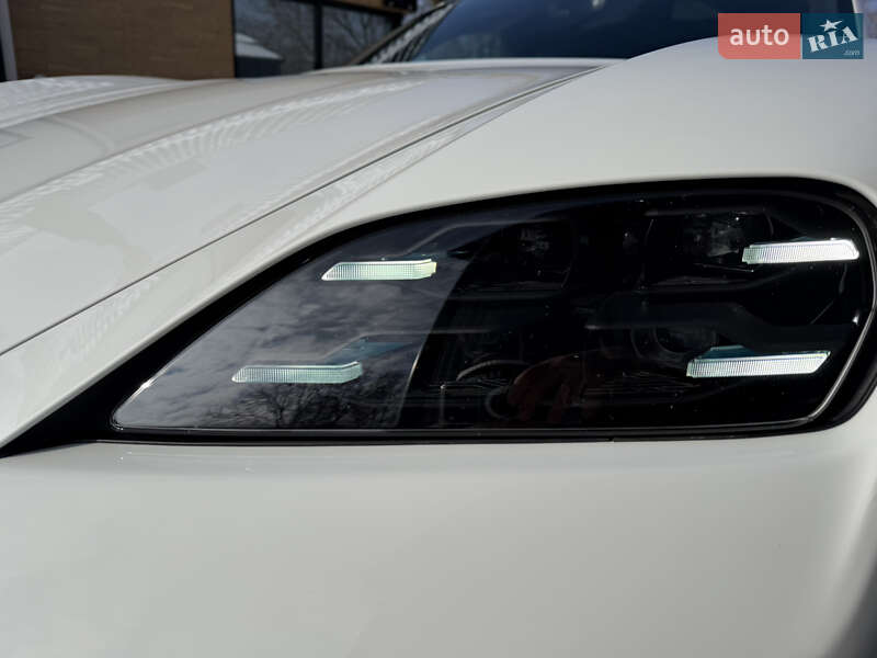 Седан Porsche Taycan 2024 в Львове