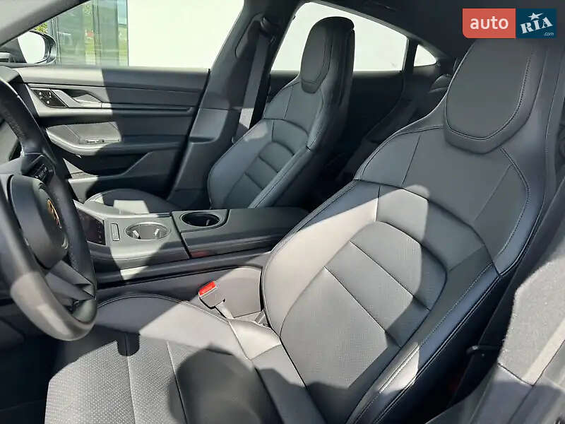 Седан Porsche Taycan 2021 в Львове