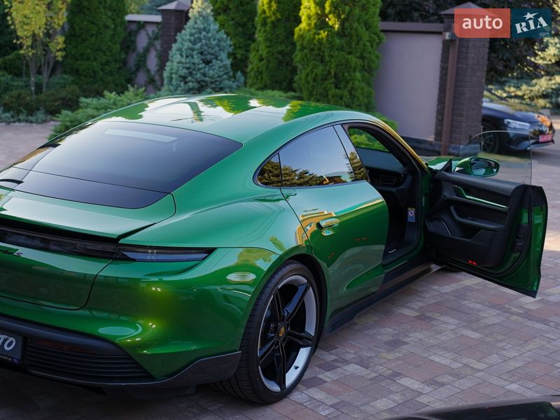 Седан Porsche Taycan 2022 в Киеве
