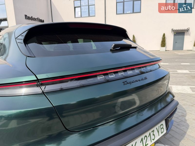 Седан Porsche Taycan 2022 в Ровно