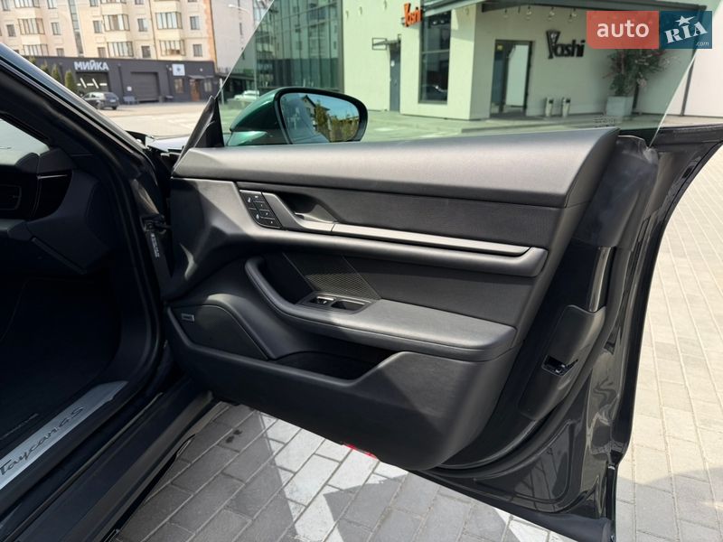 Седан Porsche Taycan 2022 в Ровно