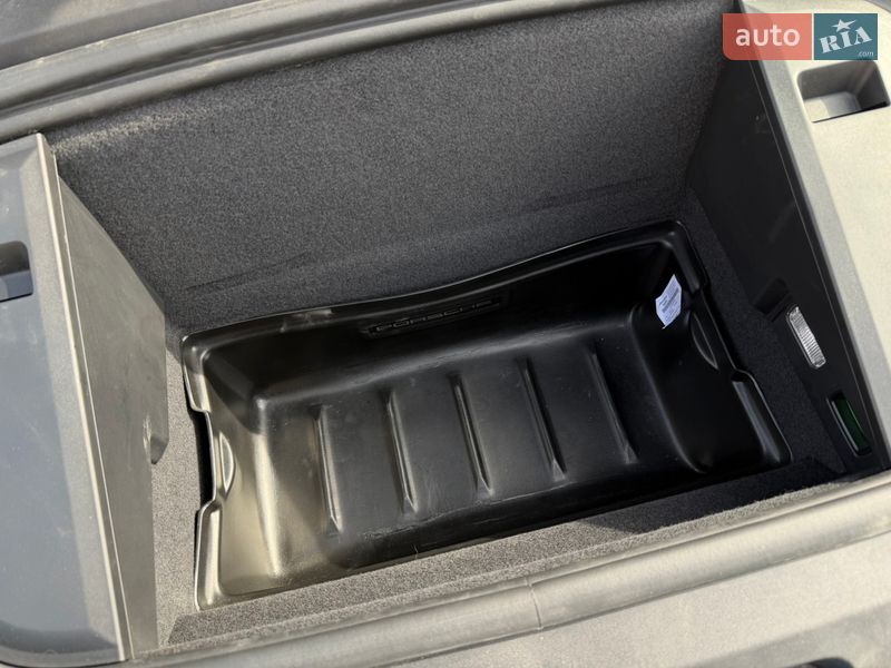 Седан Porsche Taycan 2022 в Ровно