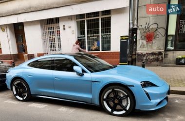 Седан Porsche Taycan 2020 в Киеве
