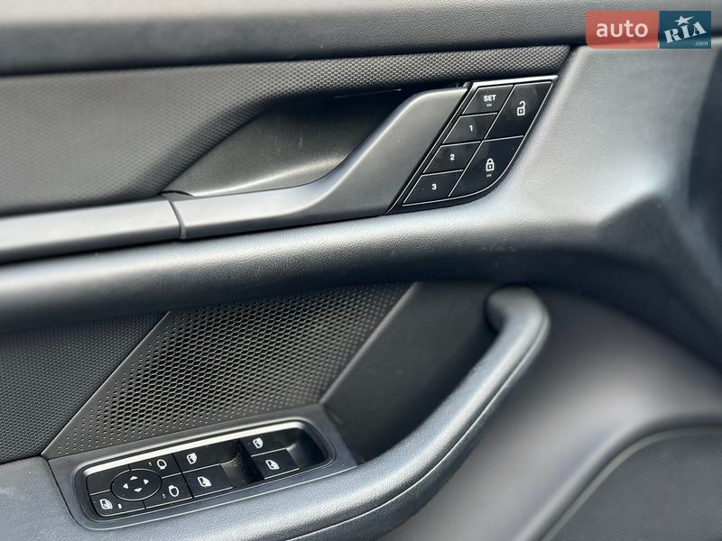 Седан Porsche Taycan 2023 в Києві