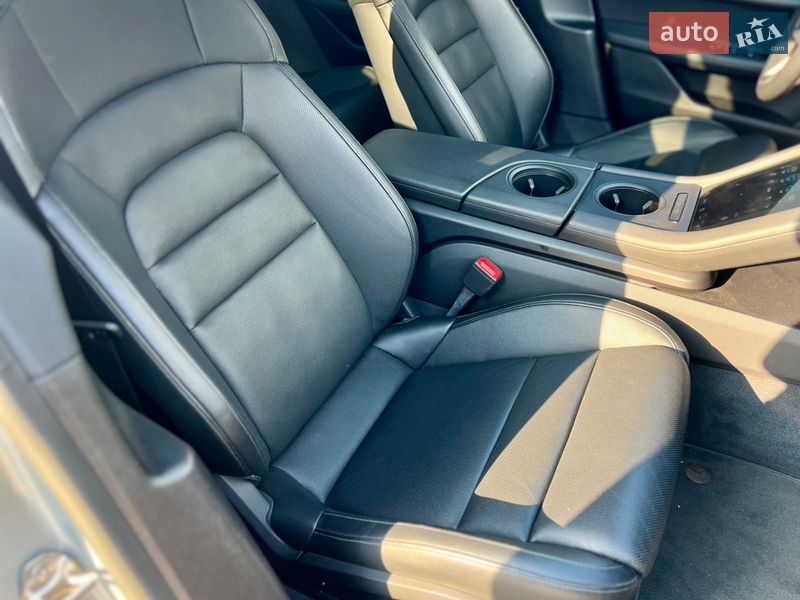 Седан Porsche Taycan 2023 в Києві