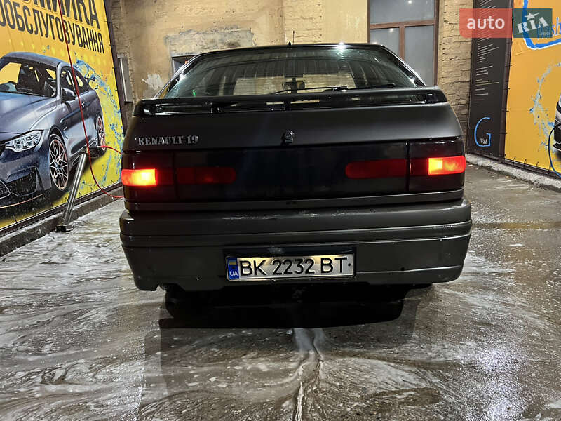Хэтчбек Renault 19 1990 в Прилуках