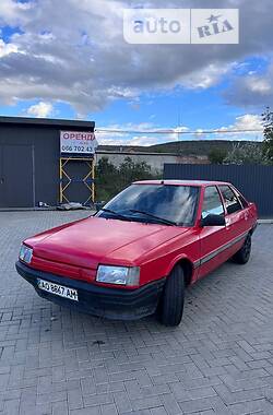 Седан Renault 21 1986 в Ужгороді