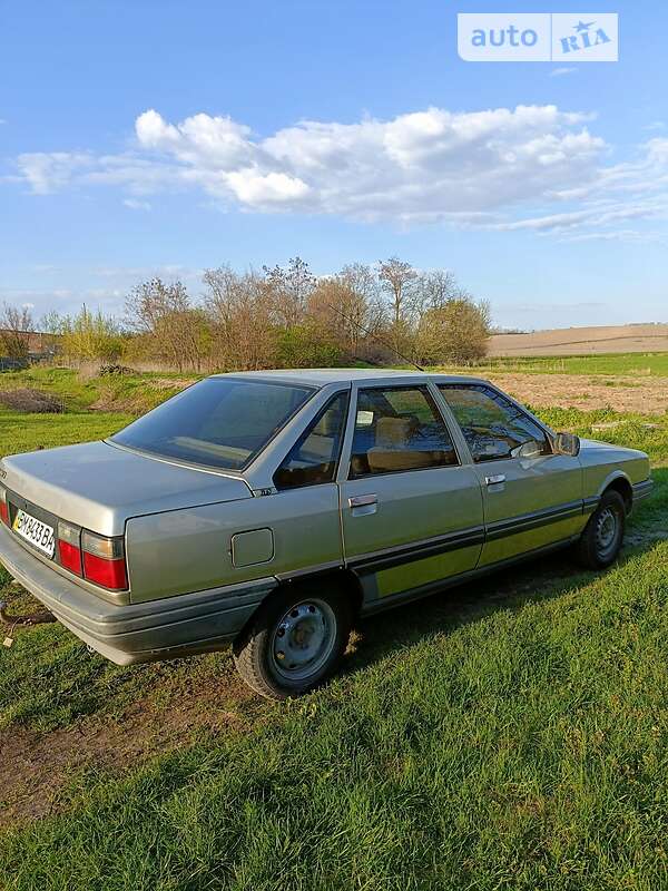 Седан Renault 21 1988 в Ромнах