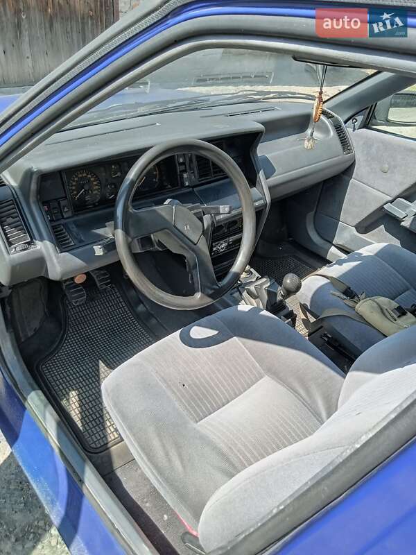 Седан Renault 21 1990 в Вижниці
