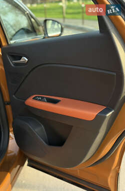 Позашляховик / Кросовер Renault Captur 2021 в 