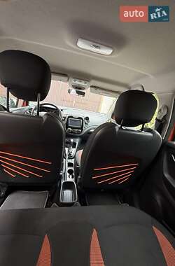 Позашляховик / Кросовер Renault Captur 2016 в 