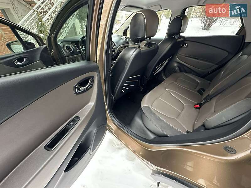 Позашляховик / Кросовер Renault Captur 2016 в Львові