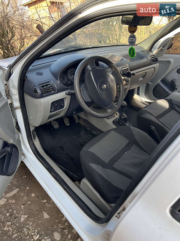Седан Renault Clio Symbol 2002 в Старом Самборе