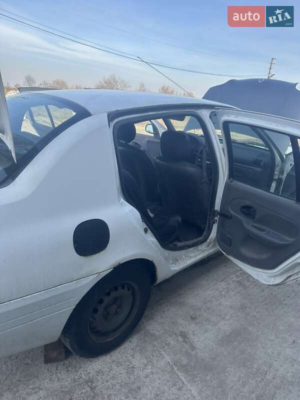 Седан Renault Clio Symbol 2002 в Киеве