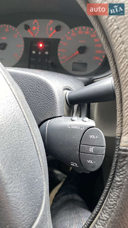 Седан Renault Clio Symbol 2002 в Киеве