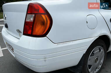 Седан Renault Clio Symbol 2001 в 