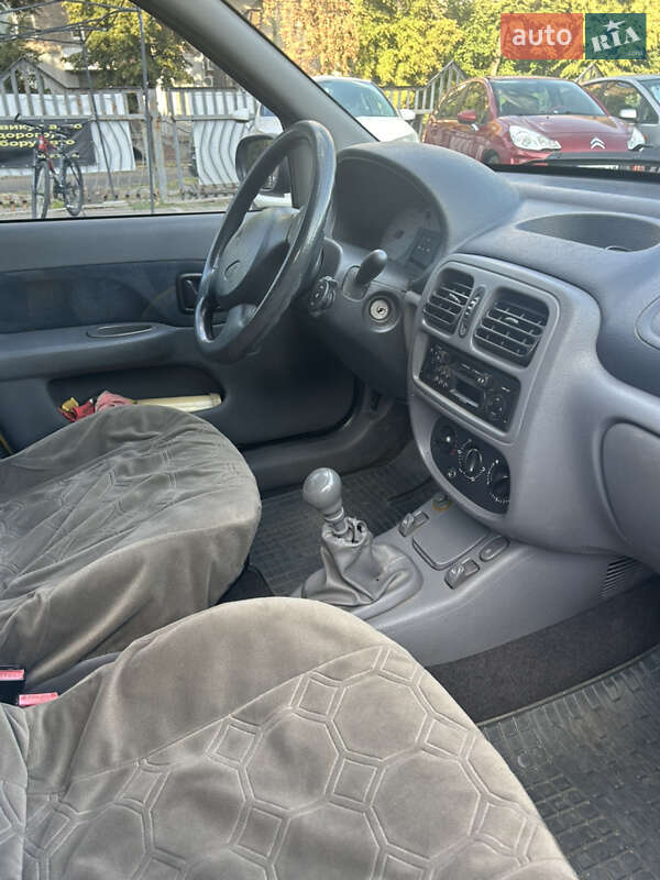 Седан Renault Clio Symbol 2001 в Запорожье