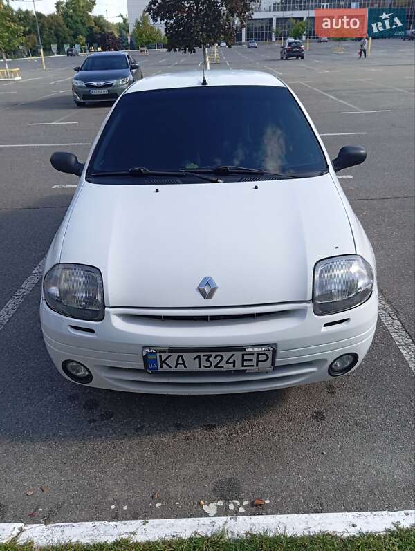 Renault Clio Symbol 2001