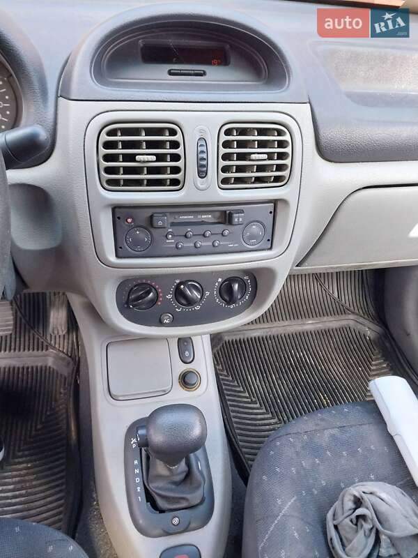 Седан Renault Clio Symbol 2003 в Киеве