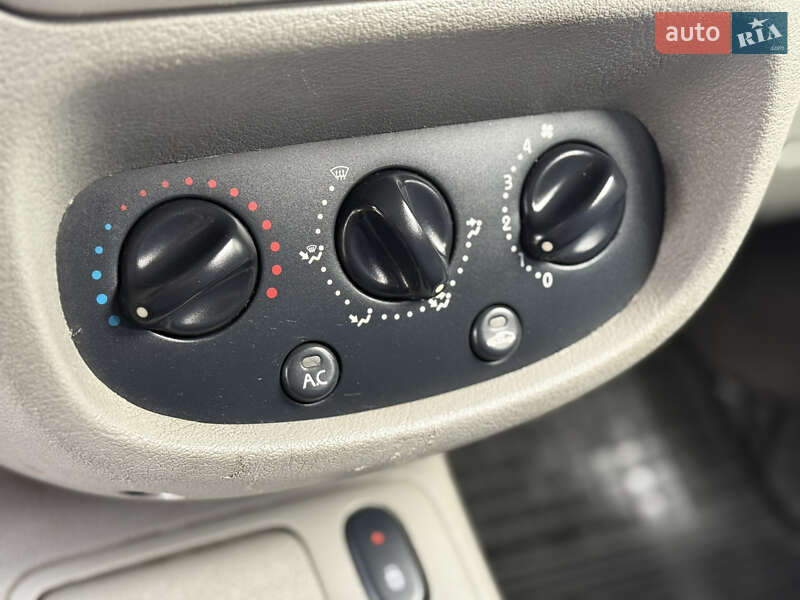 Седан Renault Clio Symbol 2005 в Косове