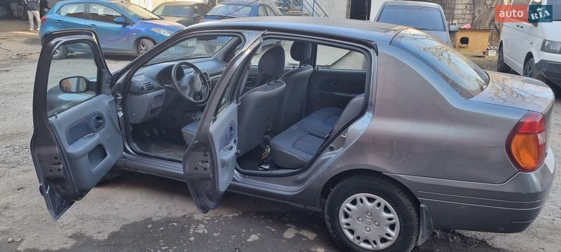 Седан Renault Clio Symbol 2001 в Днепре