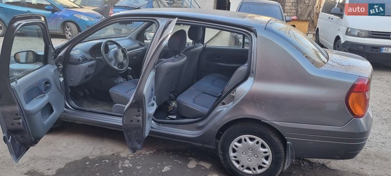 Седан Renault Clio Symbol 2001 в Днепре