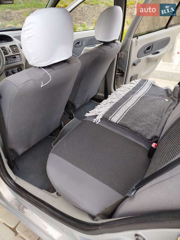 Седан Renault Clio 2006 в Полянице