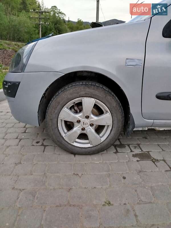 Седан Renault Clio 2006 в Полянице