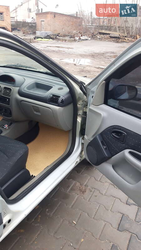 Хэтчбек Renault Clio 2003 в Ильинцах