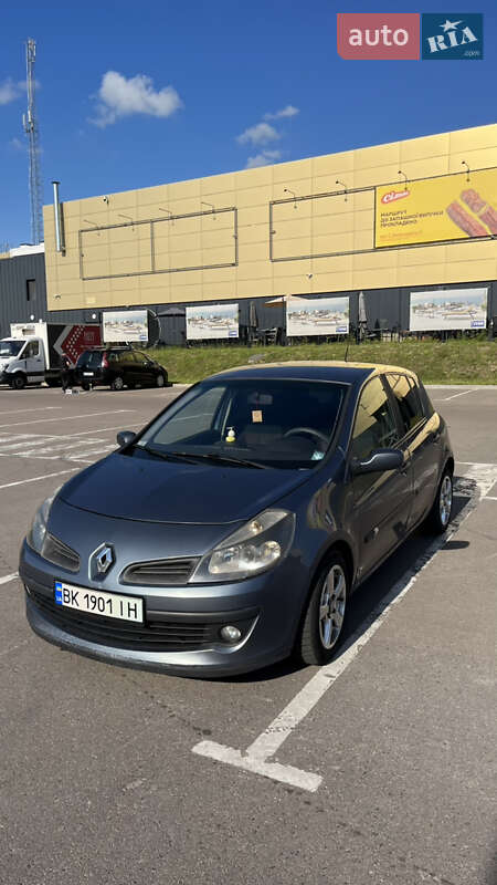 Хэтчбек Renault Clio 2005 в 