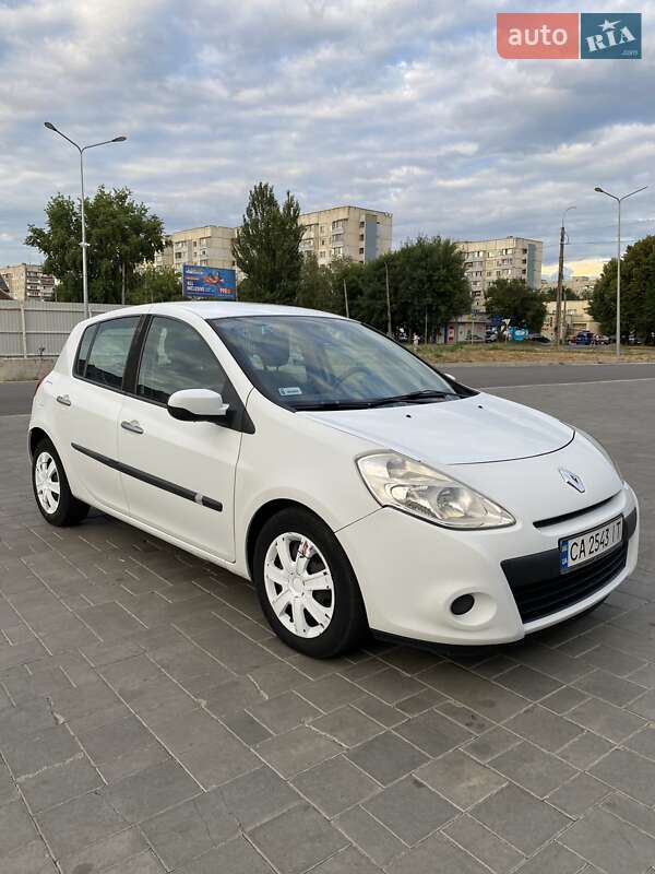 Хэтчбек Renault Clio 2010 в 