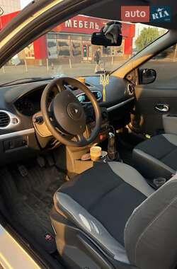 Хэтчбек Renault Clio 2011 в 