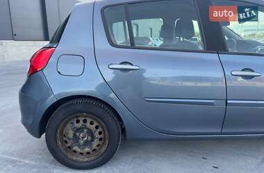 Хэтчбек Renault Clio 2011 в 
